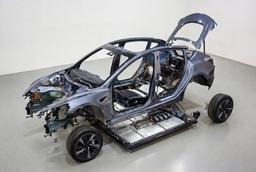 «Мы не понимали, что творится в умах инженеров Tesla. Но теперь мы понимаем». Ford пришлось разобрать Tesla, чтобы понять разницу в подходах